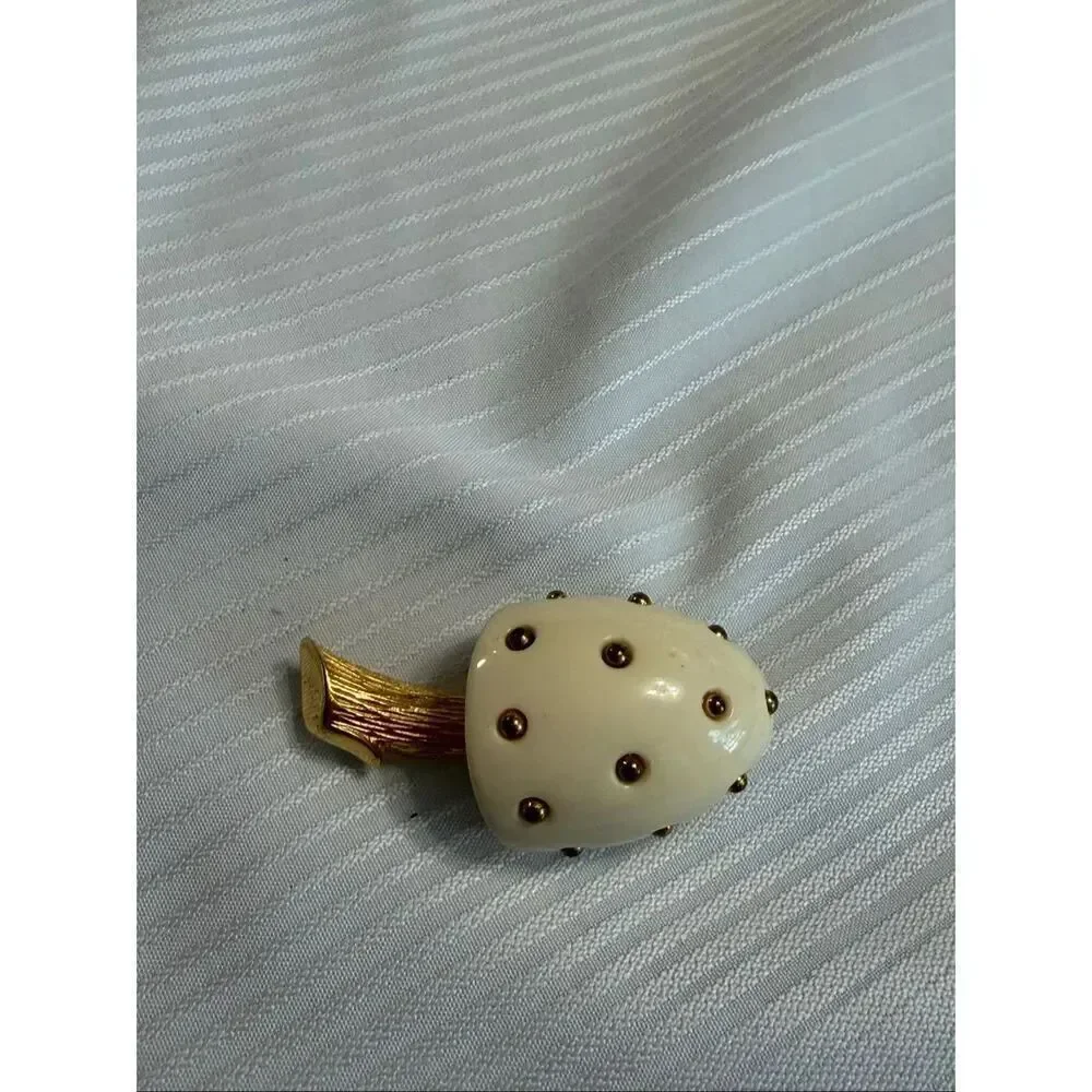 Vintage Trifari mushroom brooch light cream/white lucite '60s toadstool two-tone